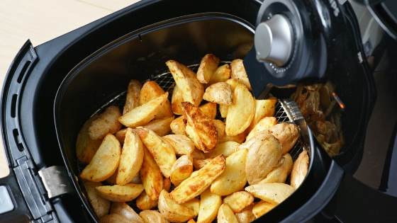 air fryer with potato wedges